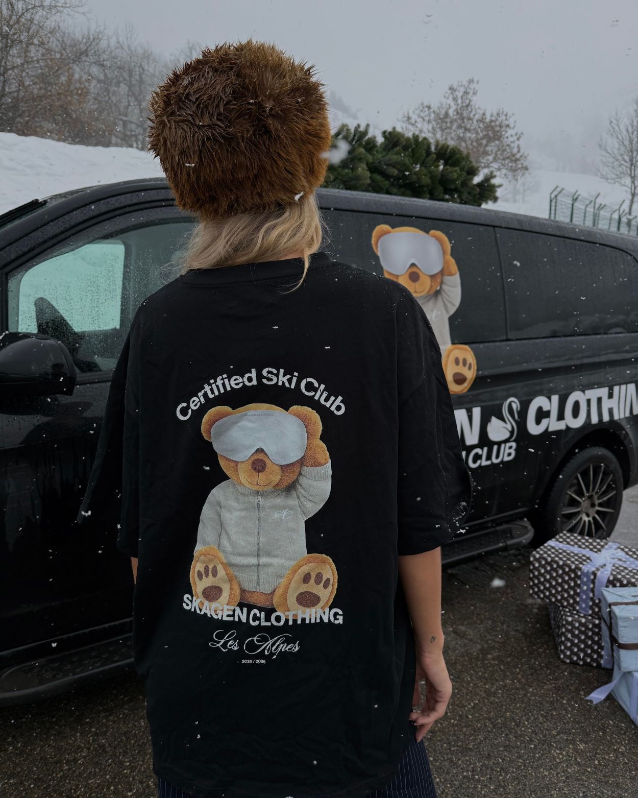 Chalet Teddy bear T-shirt Black