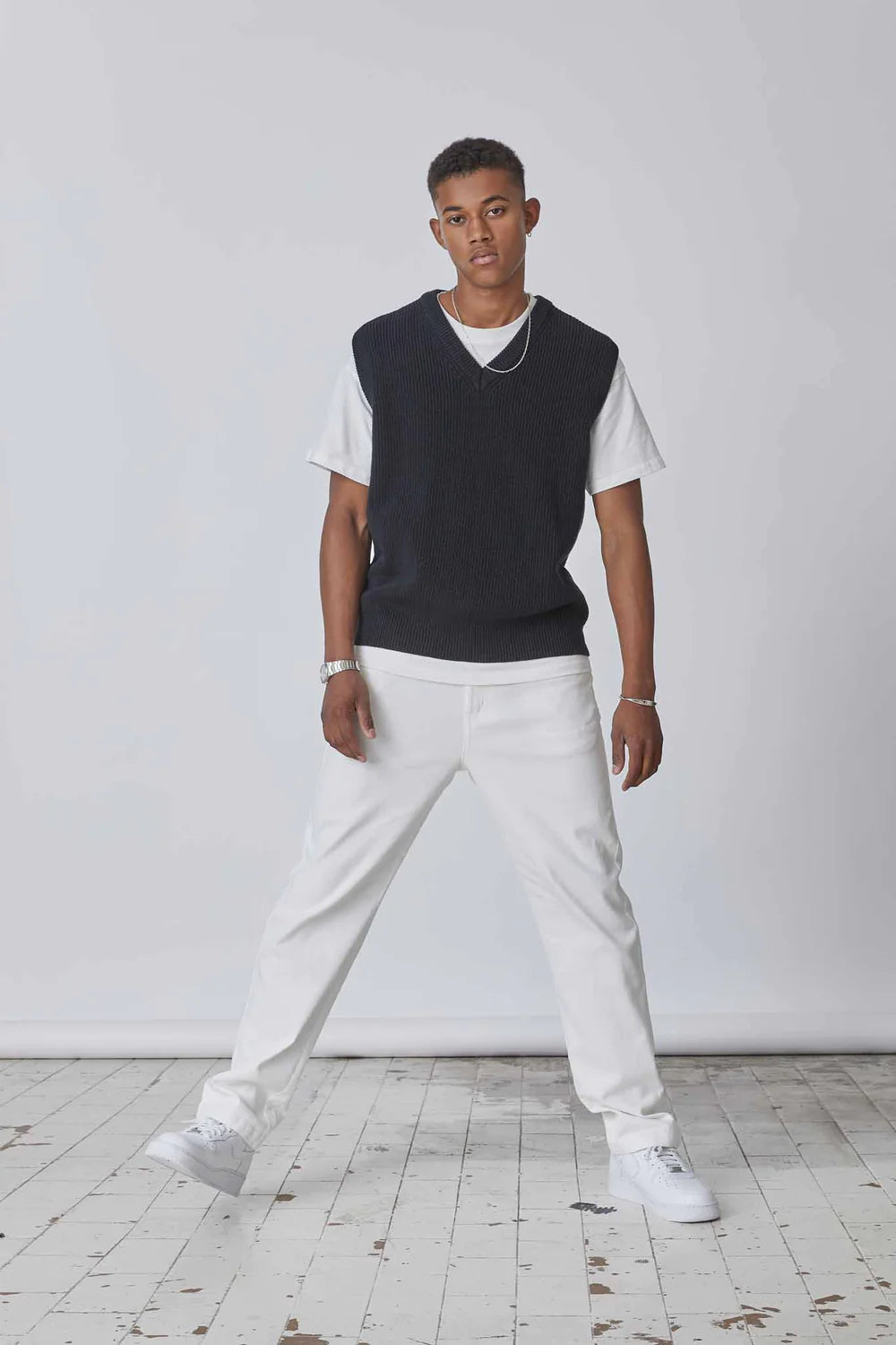 mand iført hvide denim bukser fra Skagen Clothing