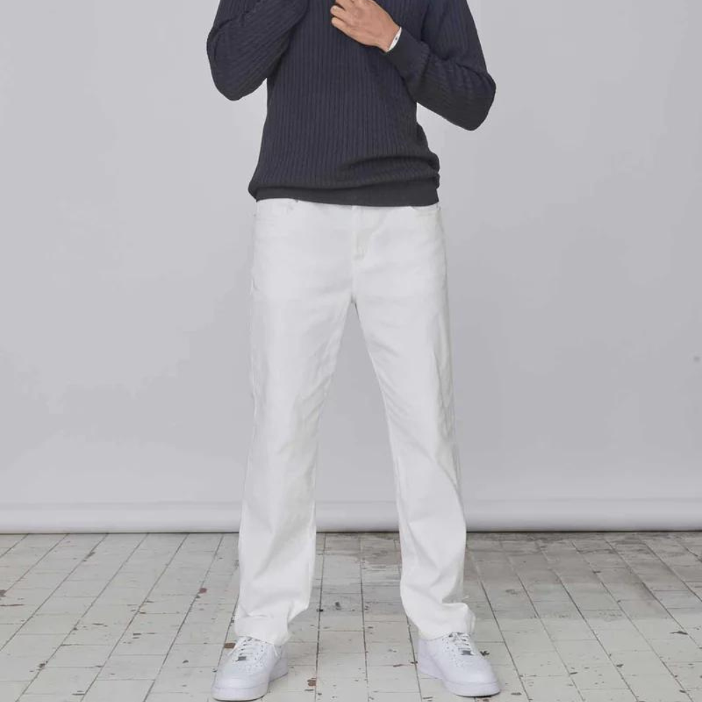 Dreng iført hvide jeans fra Skagen Clothing